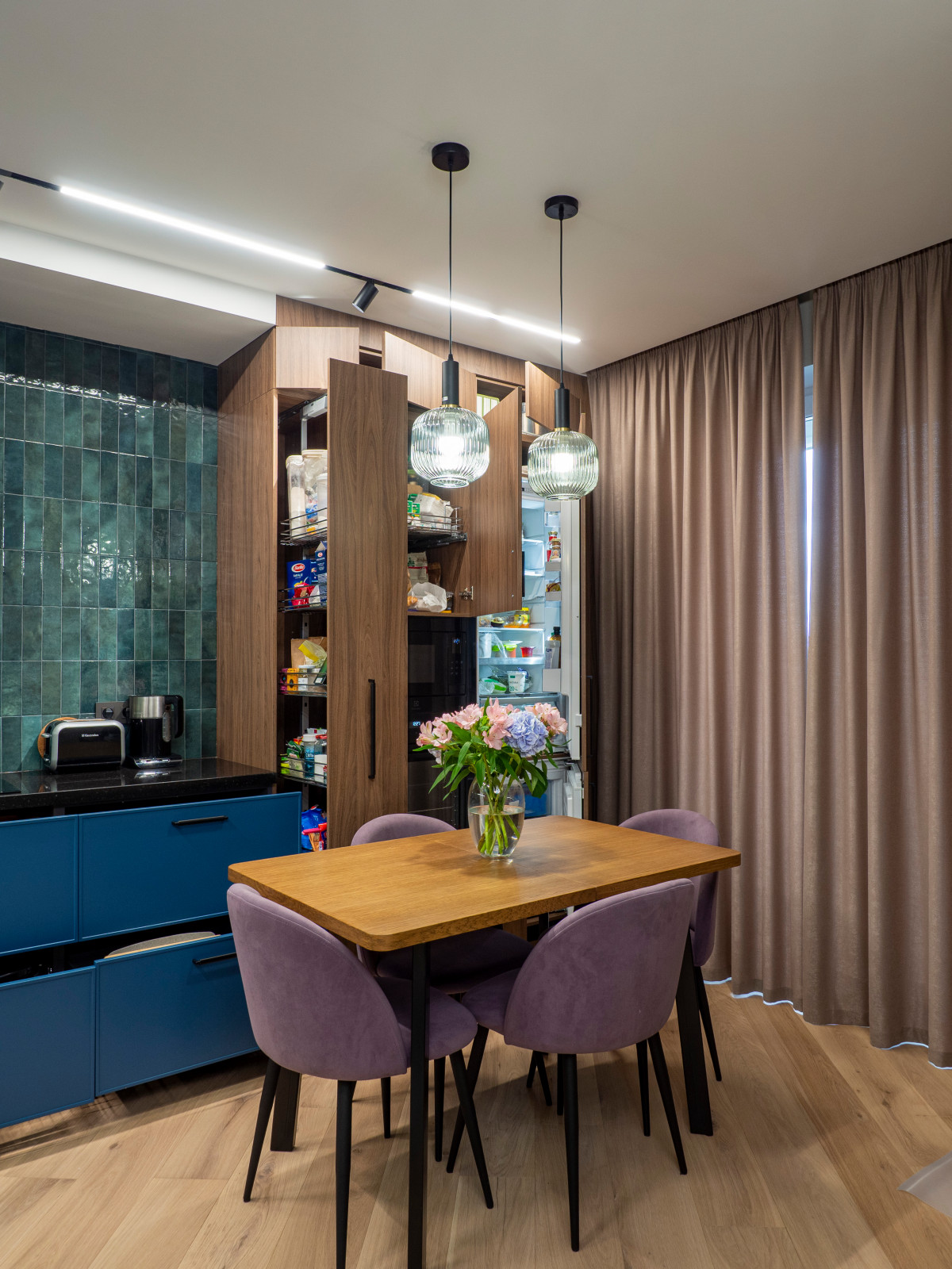 Кухня в современном стиле со встроенным аквариумом