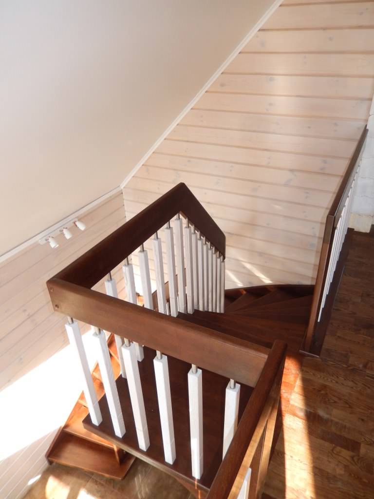 Обложка проекта: Лестница в деревянном доме