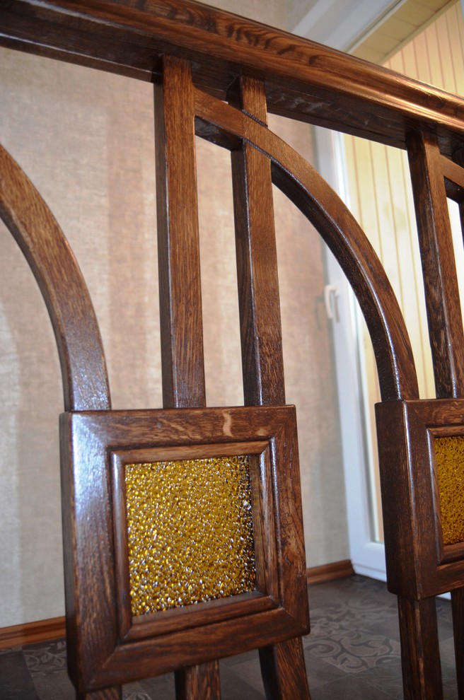 Лестница из дуба с оригинальным ограждением