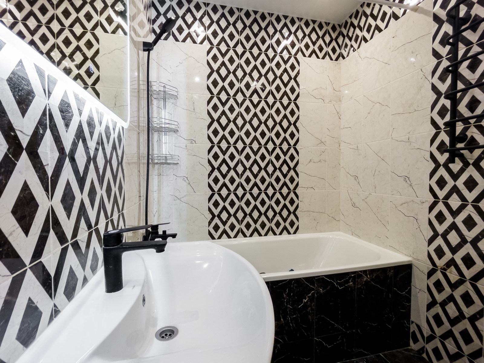 Однокомнатная квартира с контрастной отделкой санузла