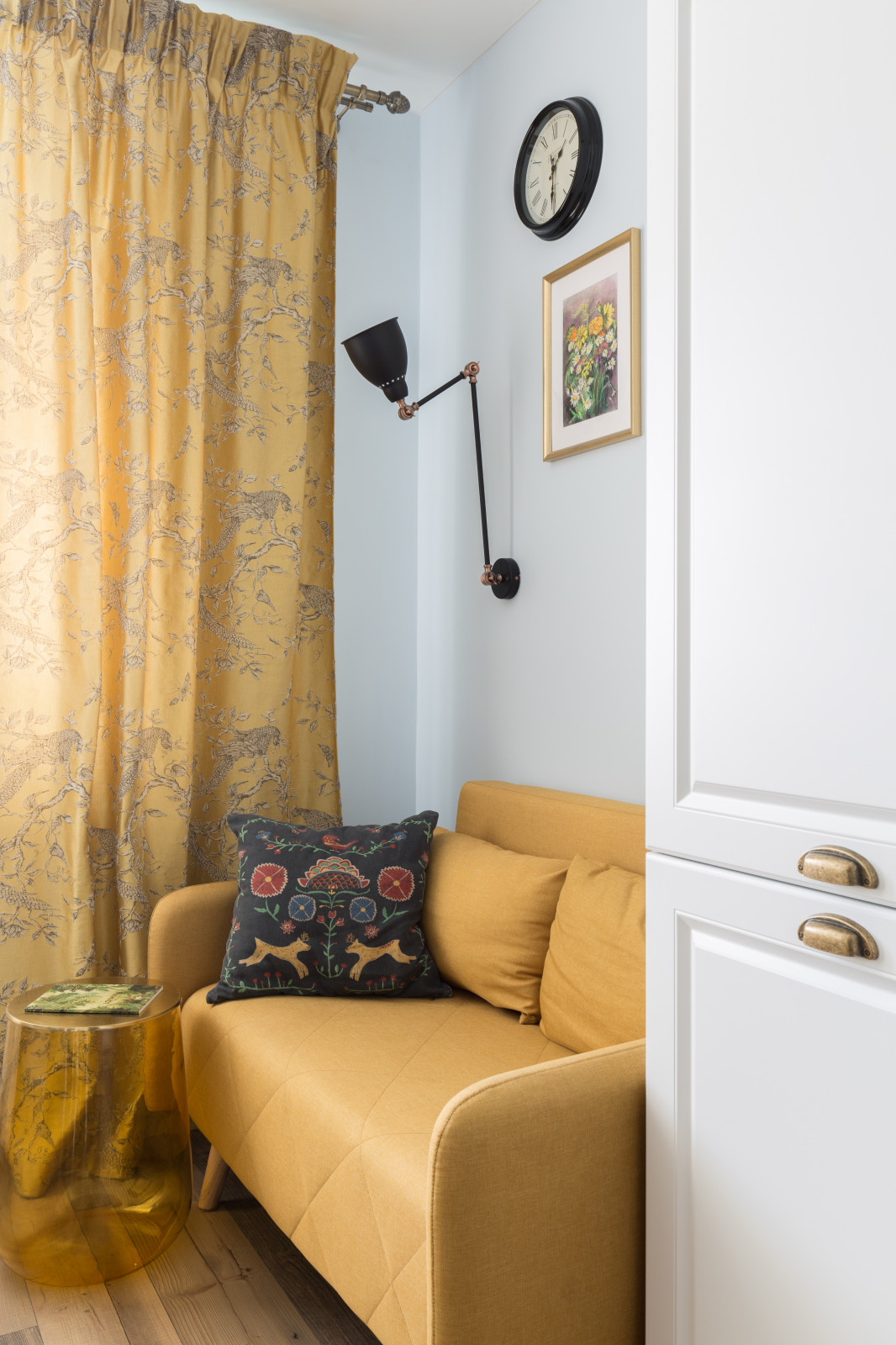 Кухня с латунным фартуком