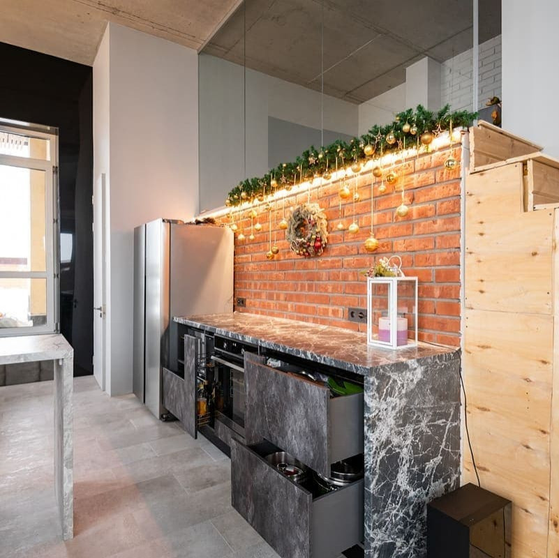 Кухня с островом в загородном доме в стиле лофт