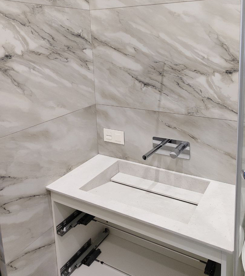 Столешница из акрилового камня в ванную комнату