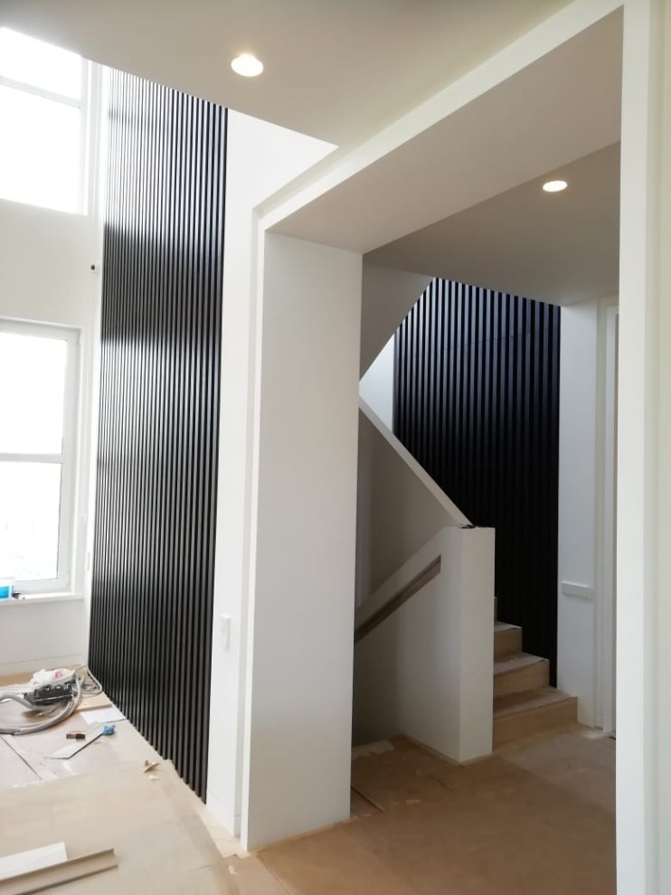 облицовка бетонной лестницы с вертикальными панелями