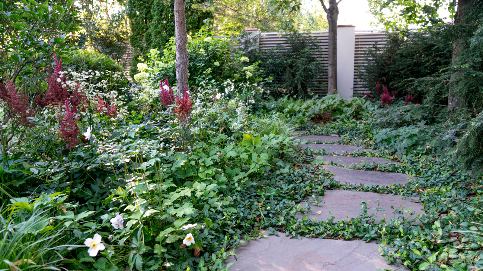 Обложка альбома: Мощение- плиты в газоне