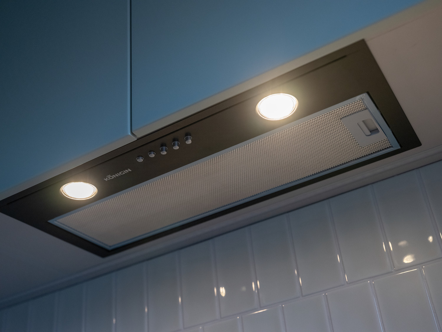 Встроенная вытяжка Konigin Flatbox Black 60 в ТВ проекте.