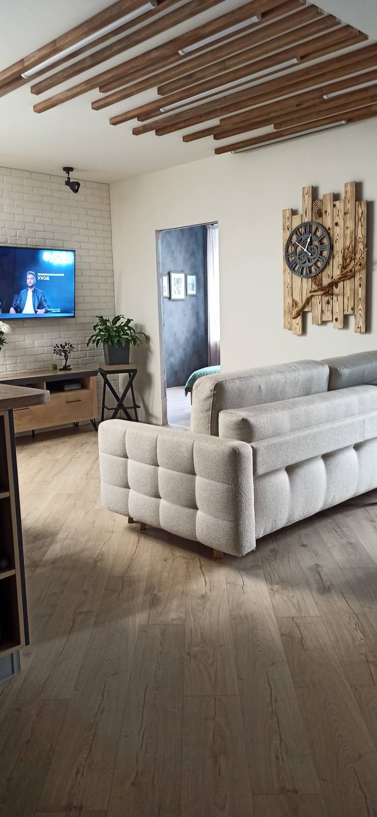 Современный интерьер с элементами лофта и сканди.