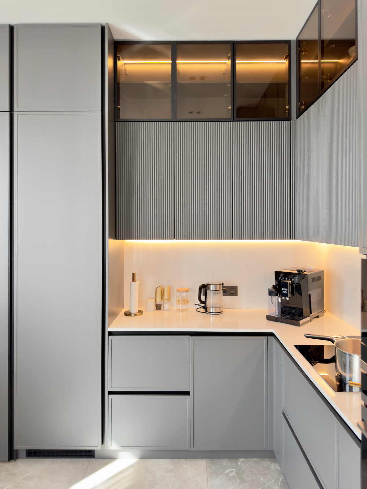 Кухня с кладовой в загородном доме