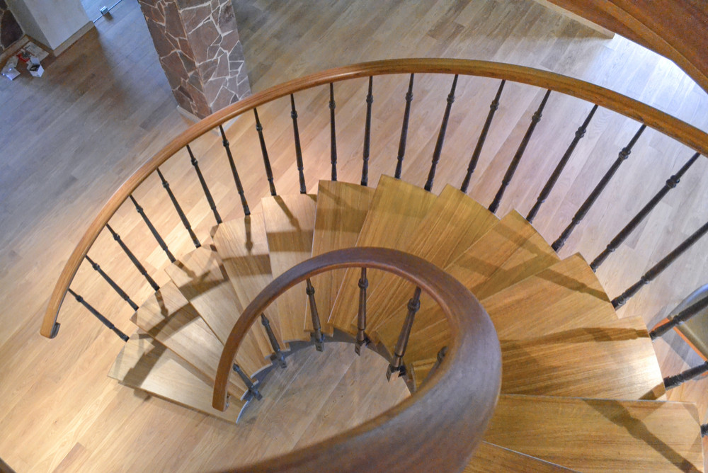 Двухуровневая квартира с кессонными потолками и винтовой лестницей