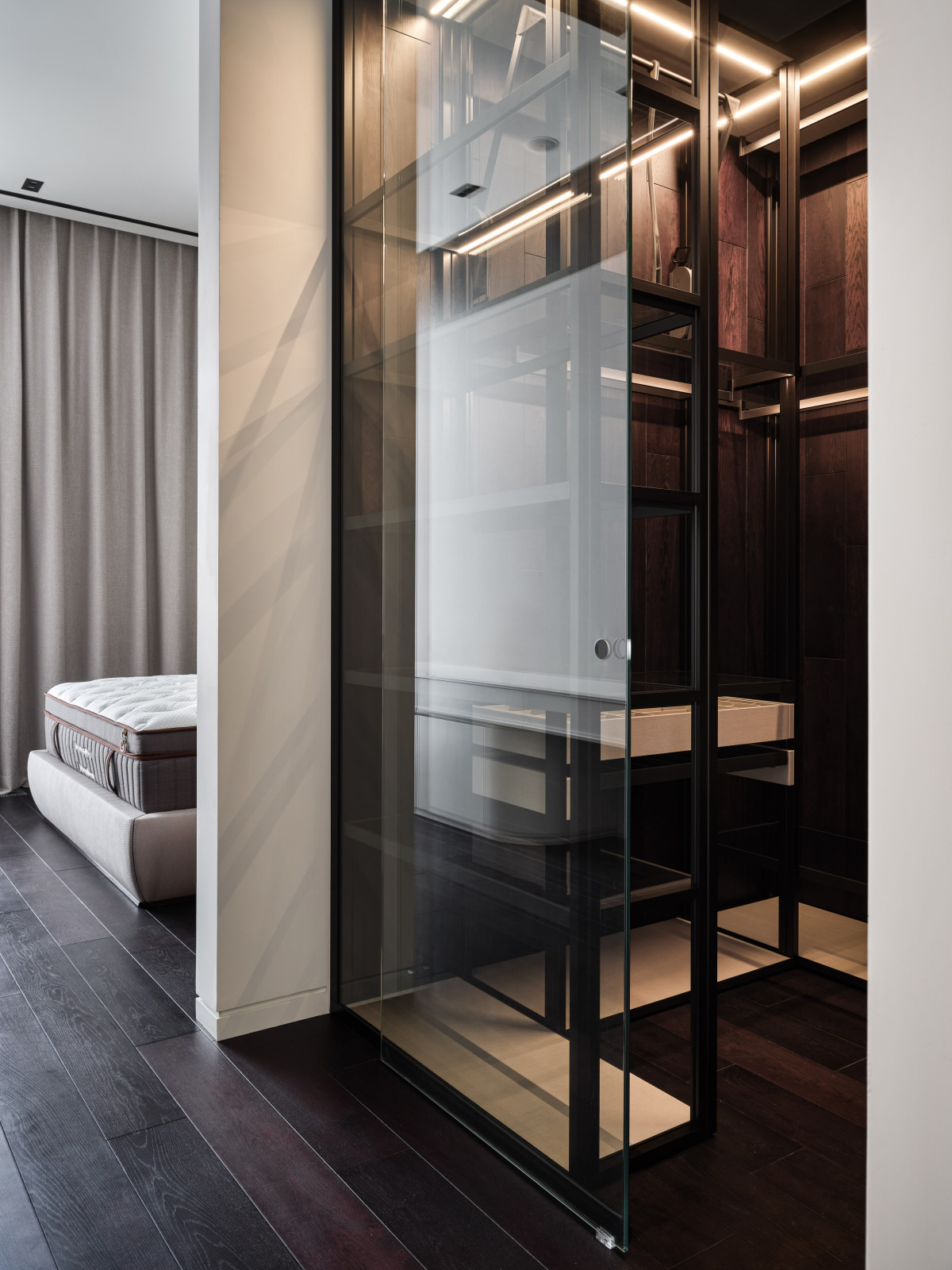 Стеклянная гардеробная система