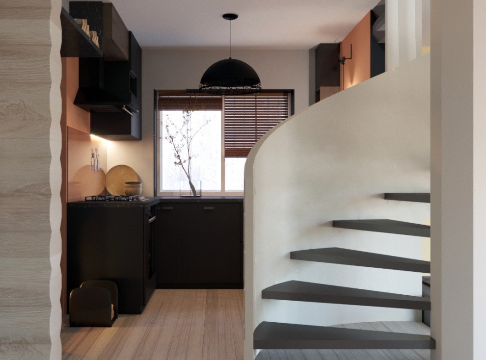 Маленькая кухня в доме из бруса с камином