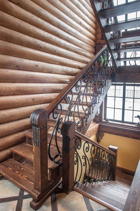 Оформление лестницы и холлов в бревенчатом доме