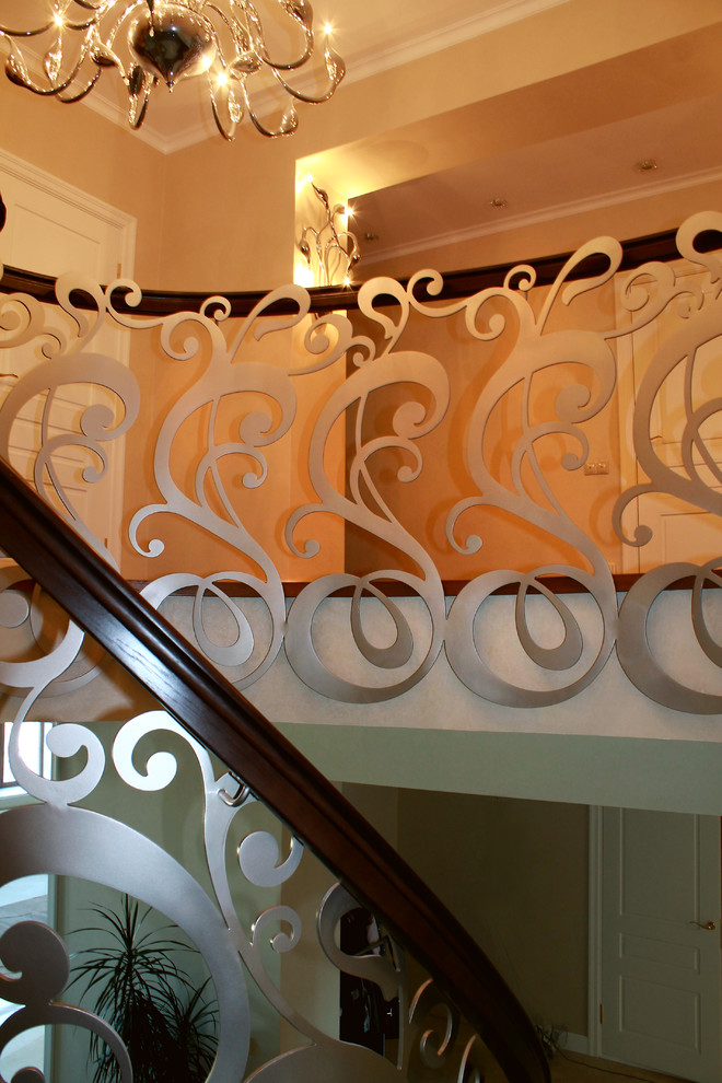 Спиральная бетонная лестница с ограждениями резными лазером