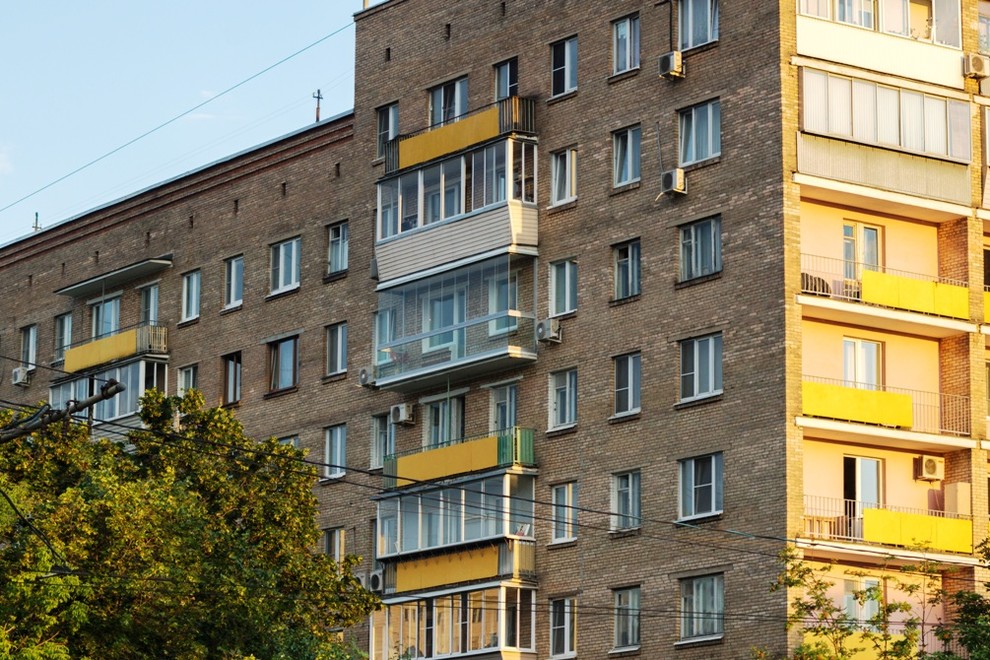 Прозрачный балкон на фасаде