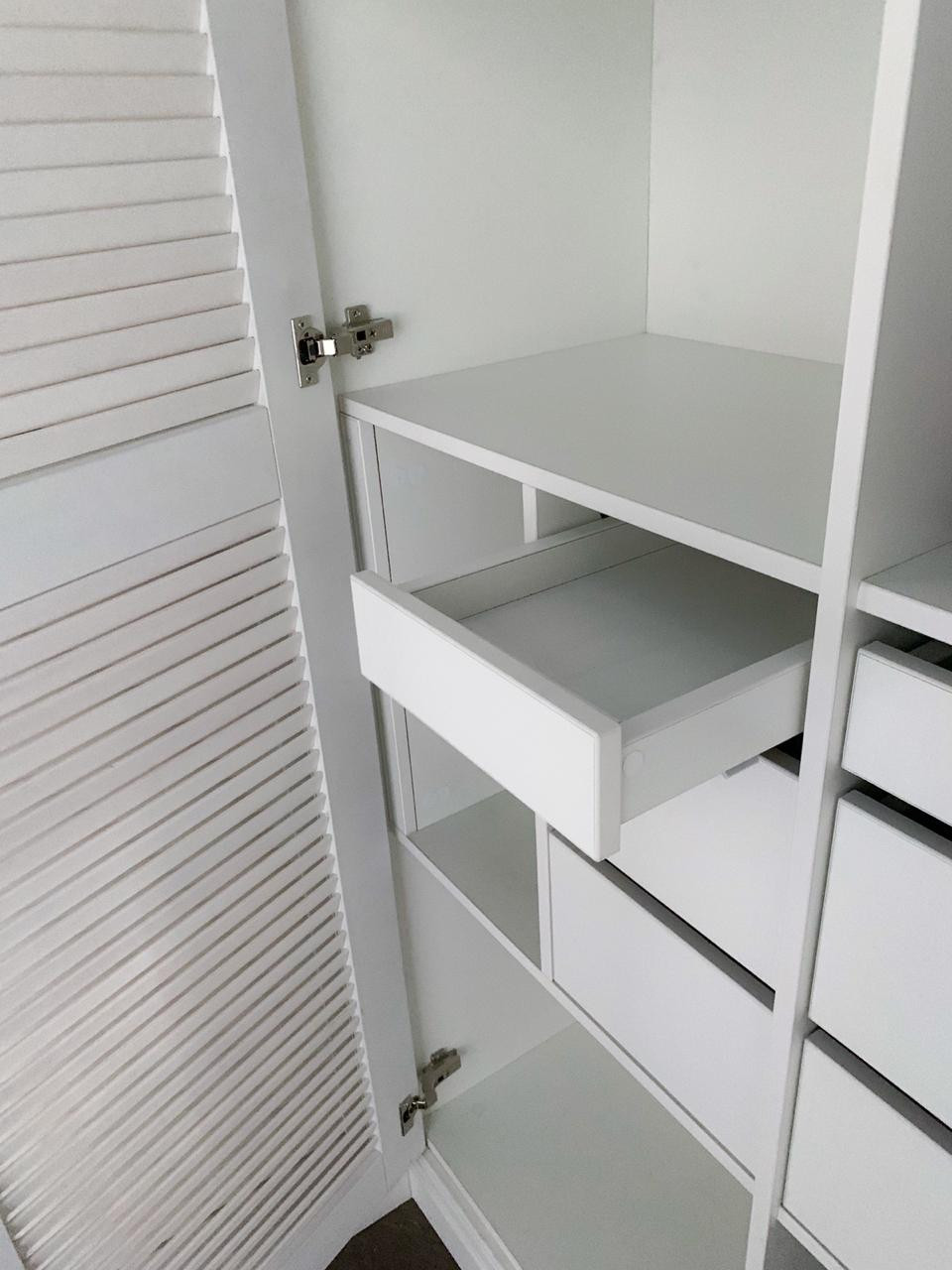 Шкаф с жалюзийными створками