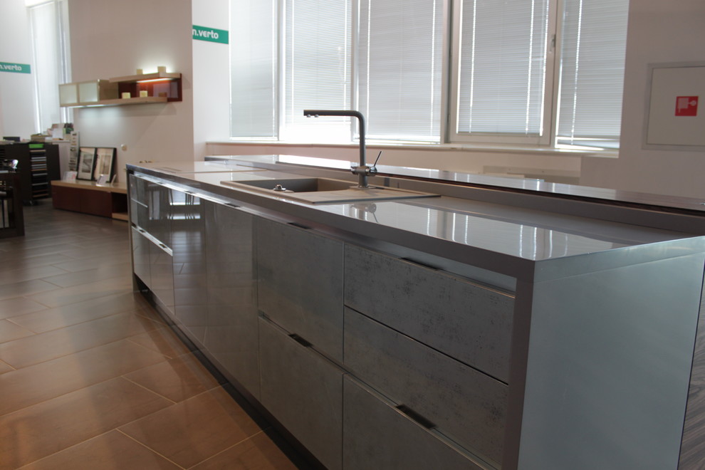 Шпон Палисандр Индийский + фасады со стеклом Серебро