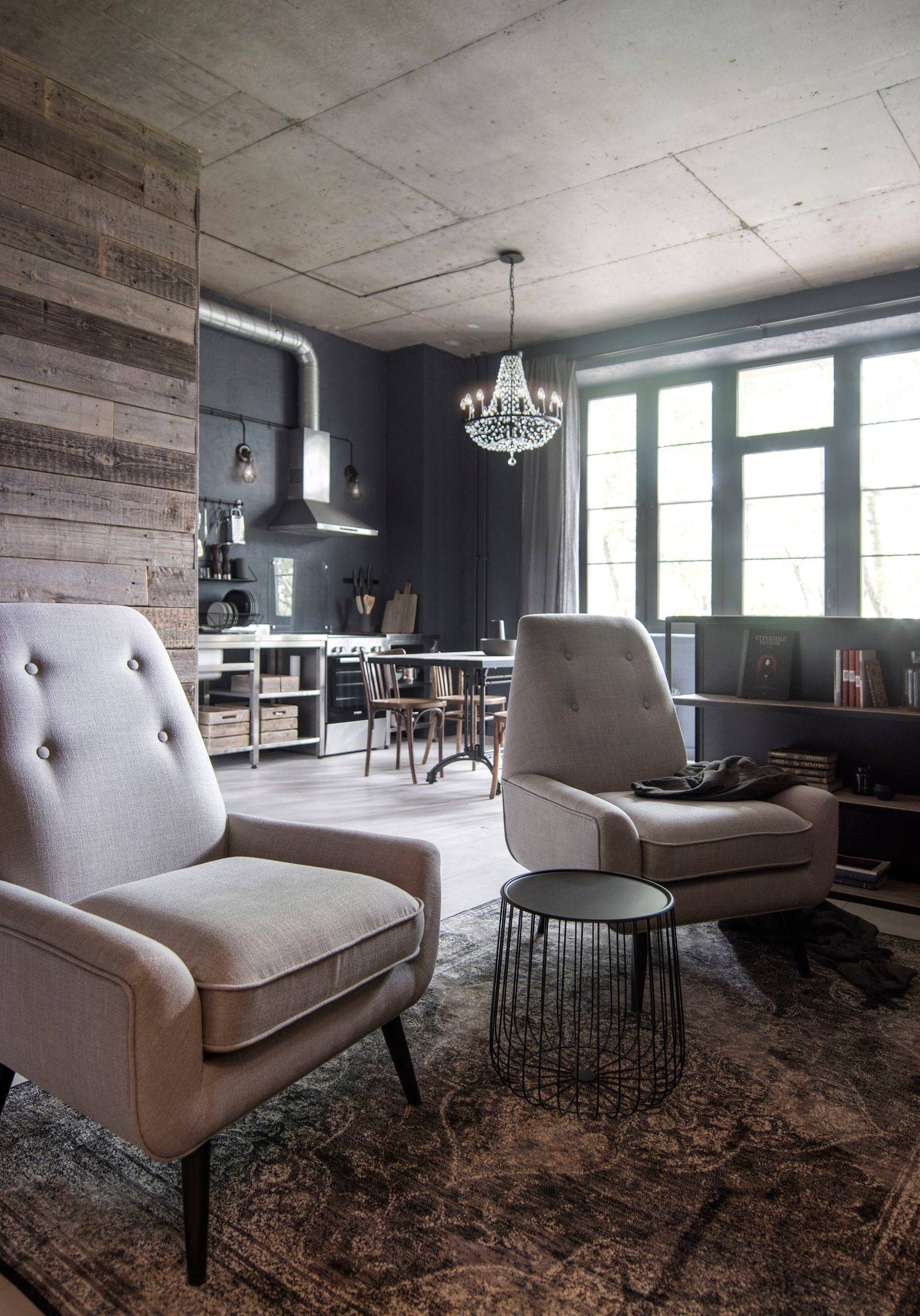 Houzz тур: Студия с металлической кухней и хрустальной люстрой