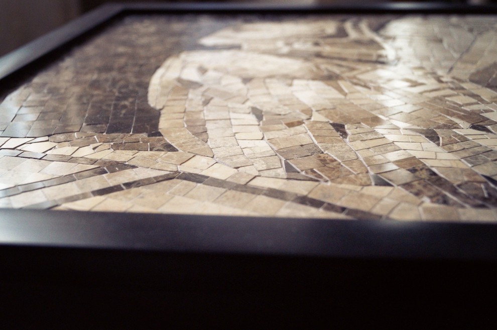 журнальный стол декорированный мраморной мозаикой