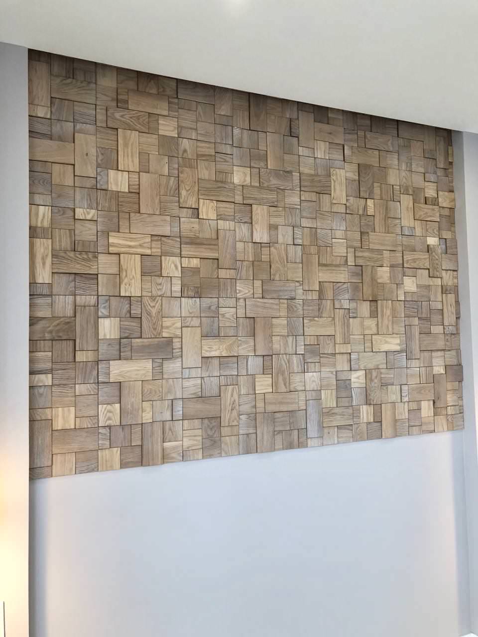 Отделка стены 3д декором и деревянными панелями