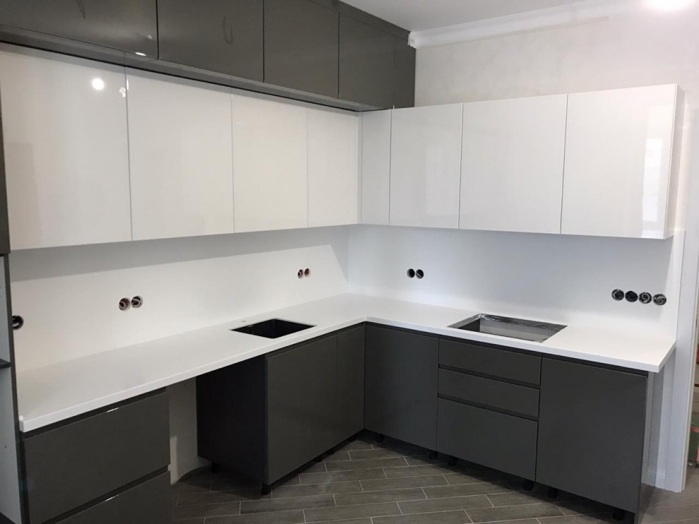 Столешницы из искусственного камня для просторной кухни