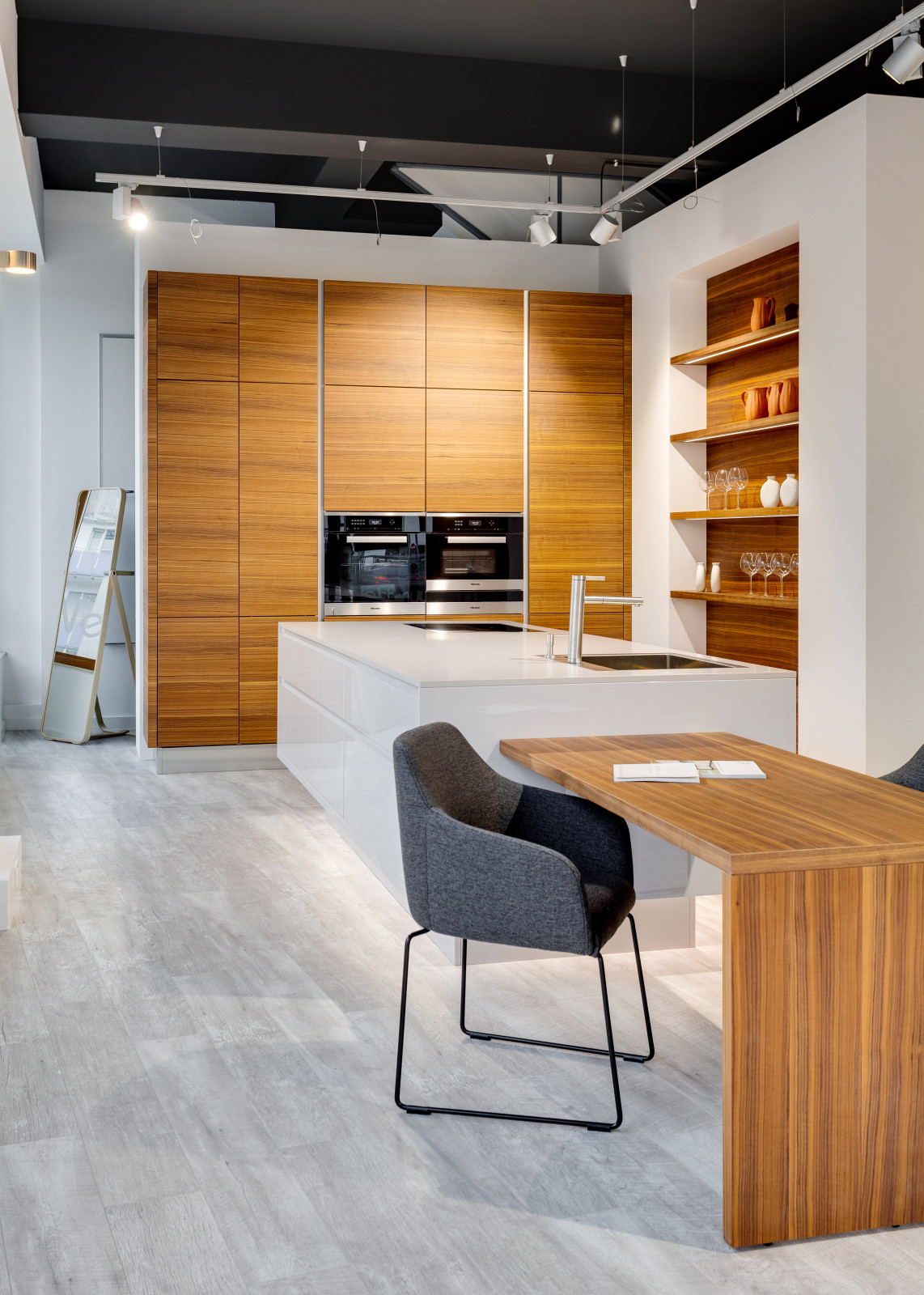 Обложка проекта: Шпонированные кухни