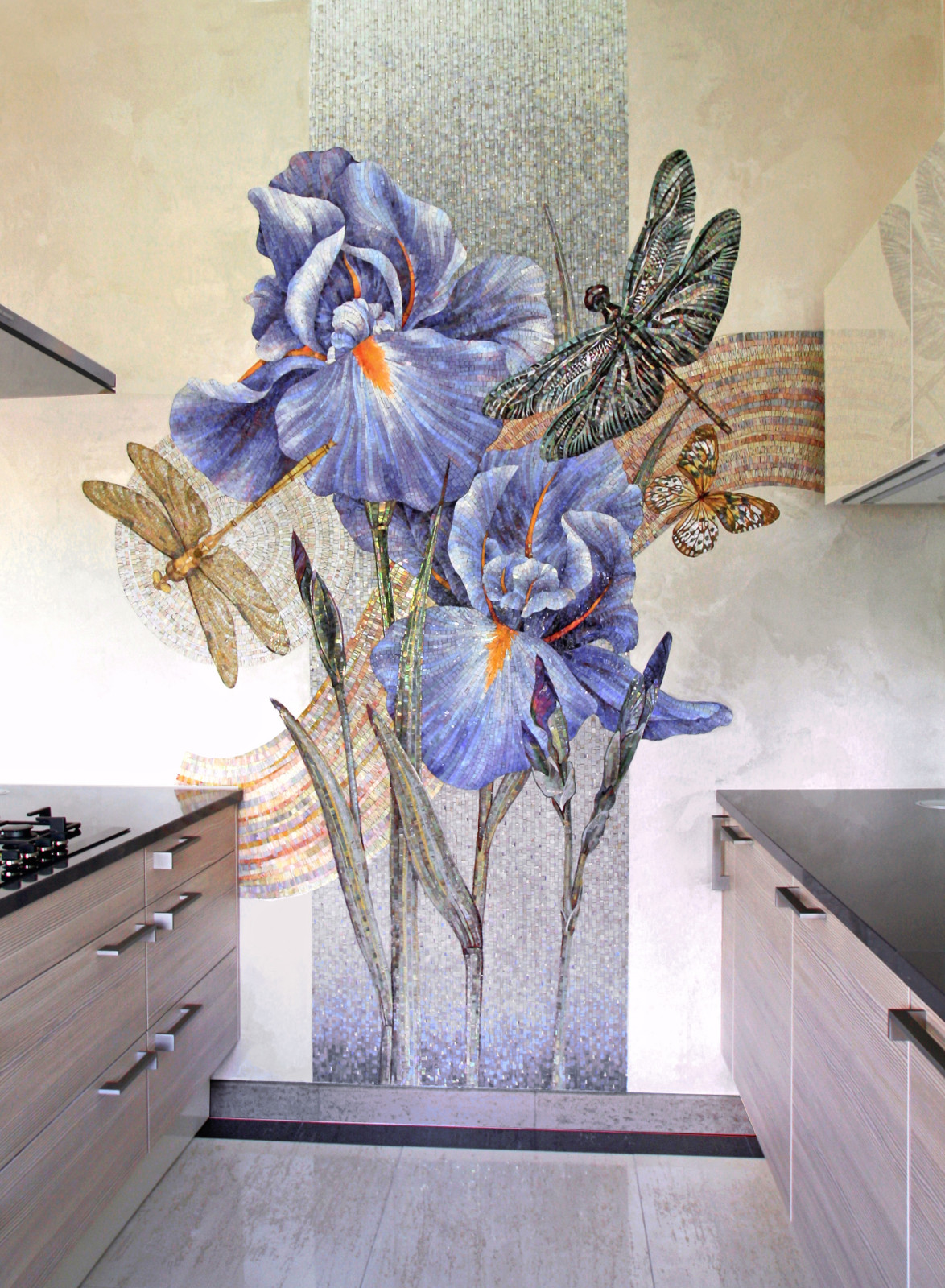 Мозаичное панно Ирисы интегрированная в плоскость декоративной штукатурки
