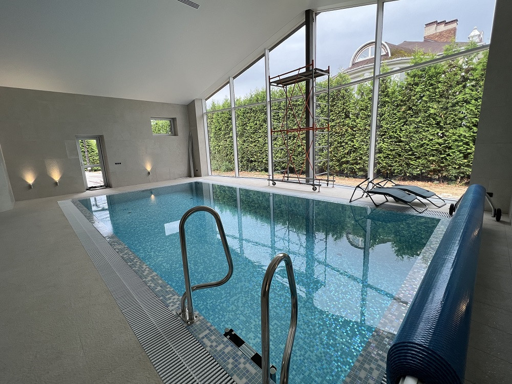 Бассейн в частном доме