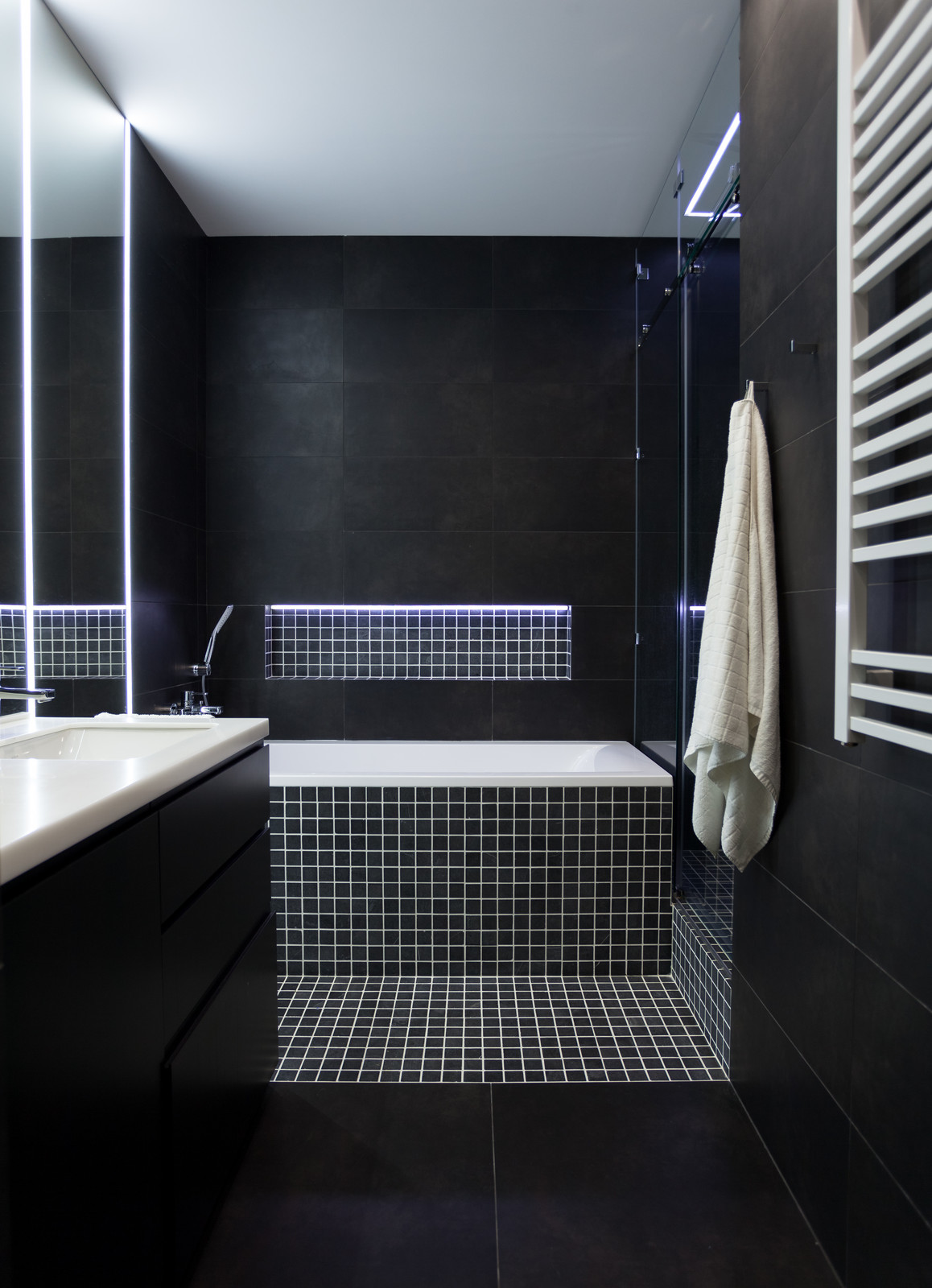 Современная квартира в черно-белых тонах