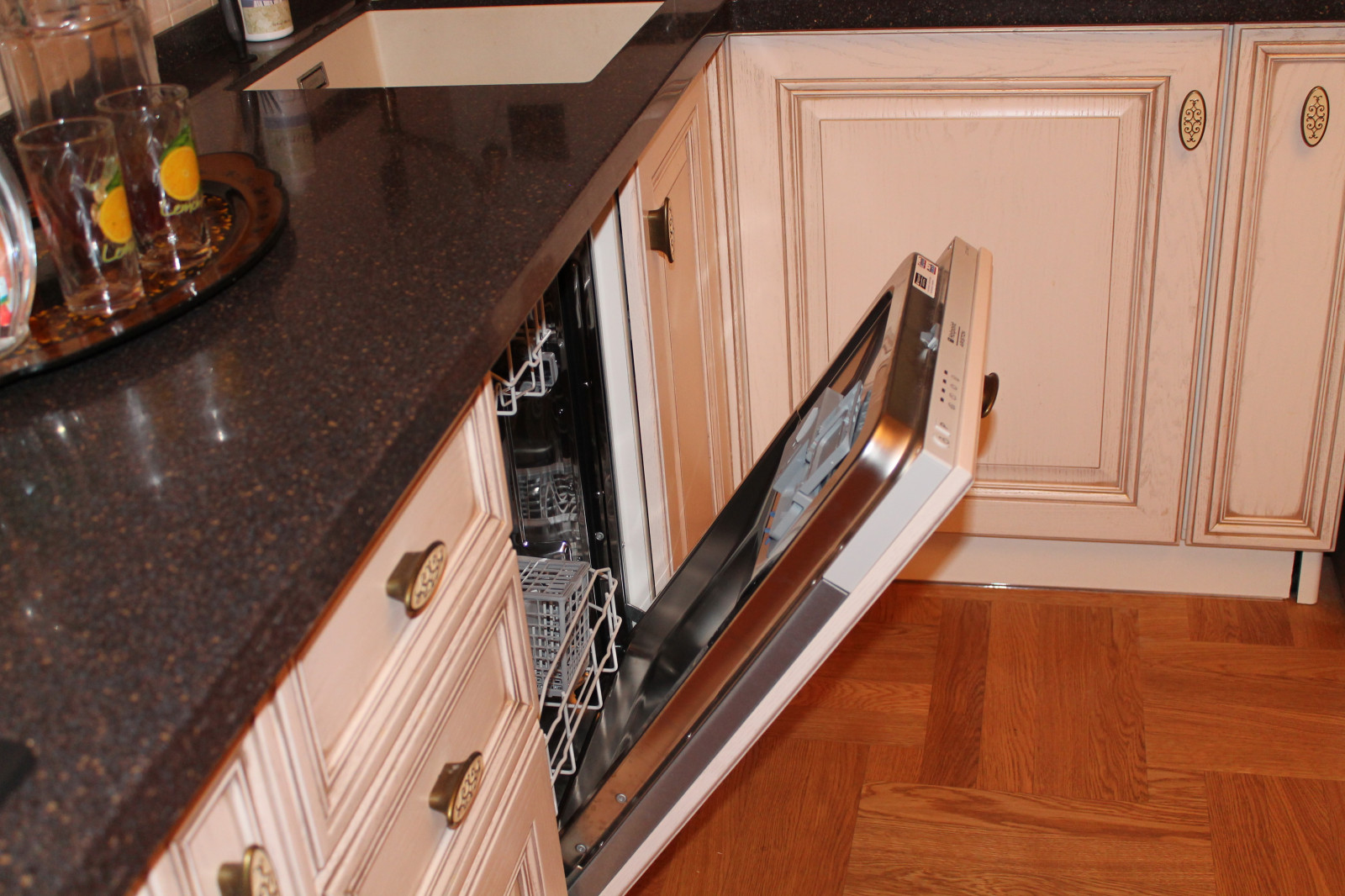 Стеклянные фасады на кухне