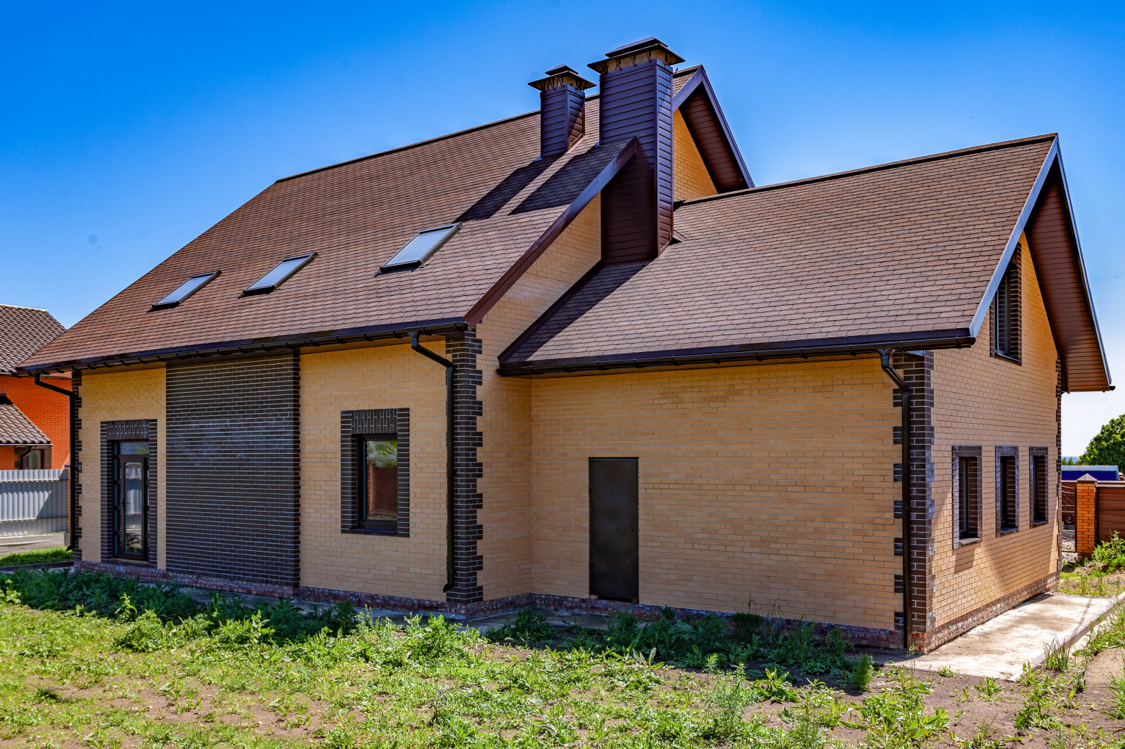 Фасады домов в поселке " Дубровка"