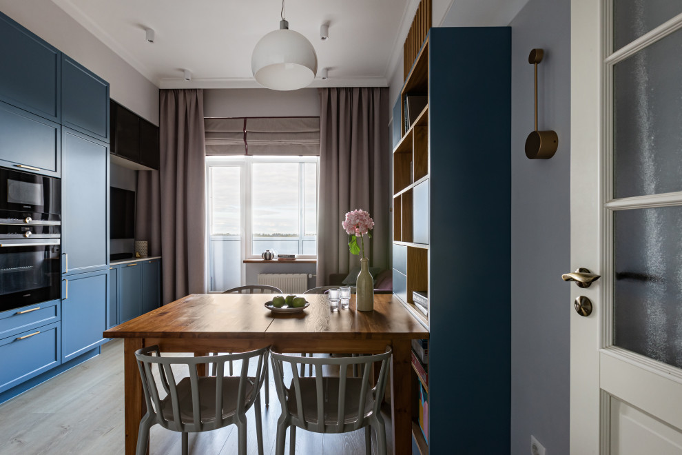 Кухня в Петергофе с высокими потолками