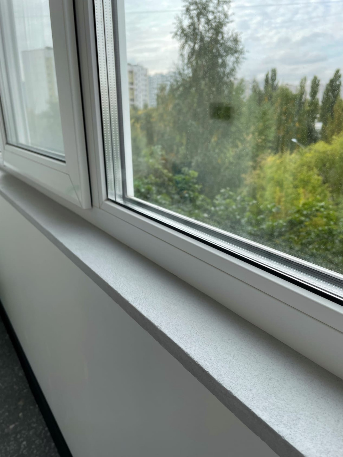 Микроцемент Luxus Paint на подоконнике.