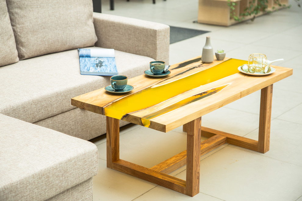 Стол с желтой рекой