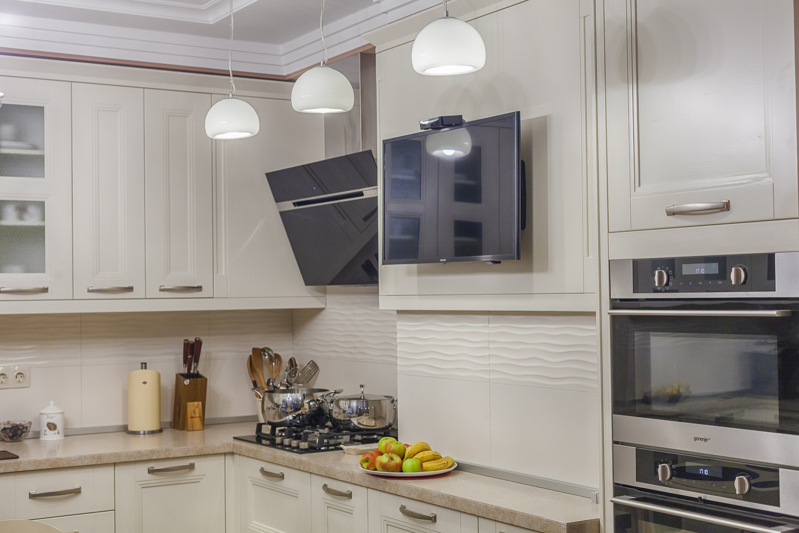 Уютная кухня-столовая в современном стиле