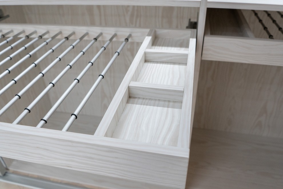 Гардеробная raumplus с LED-подсветкой, брючницами и пантографами