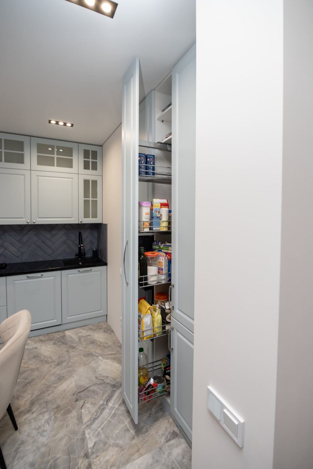 Кухня в серо-голубом цвете с барной стойкой