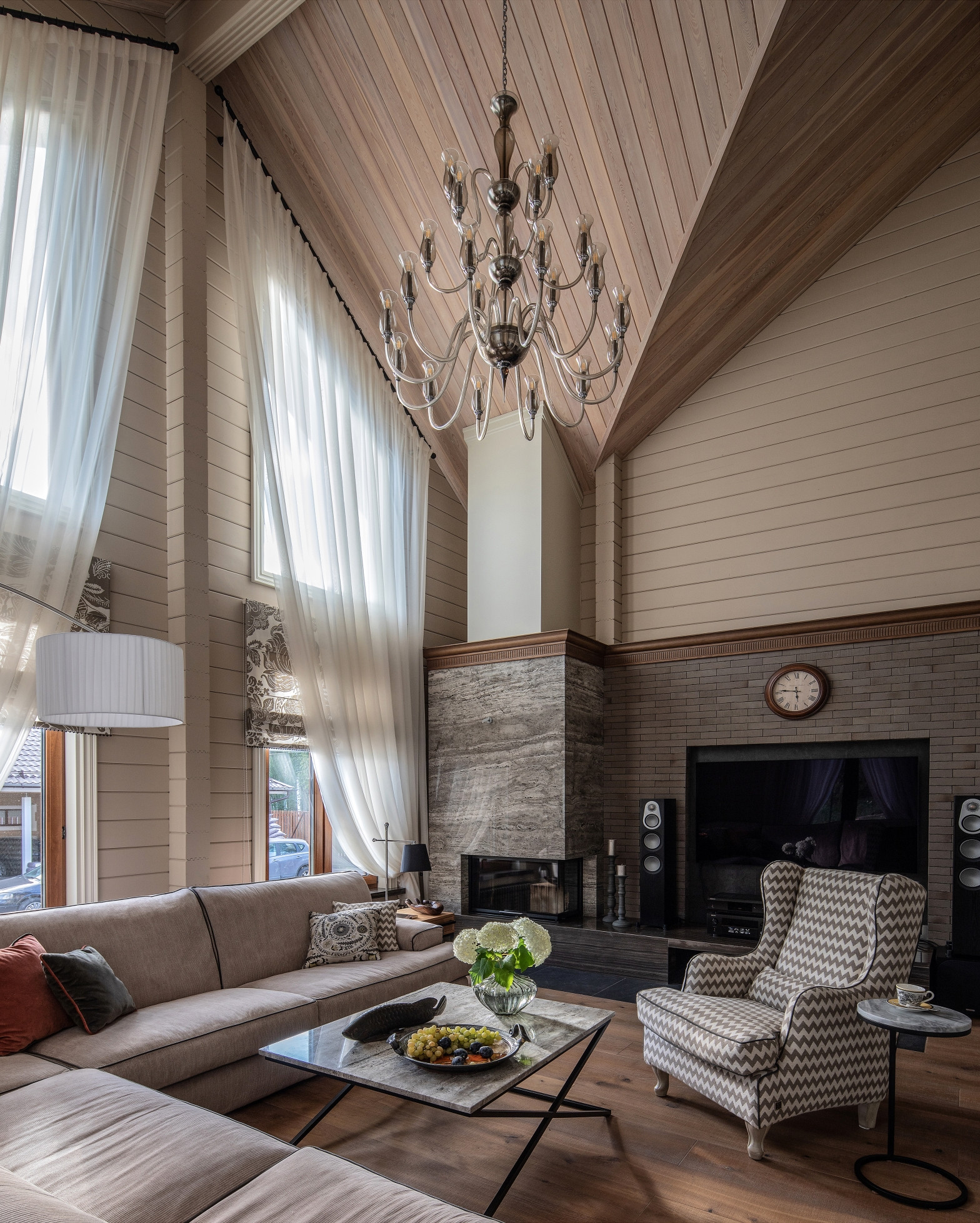 Houzz тур: Загородный дом с березовой рощей и камином