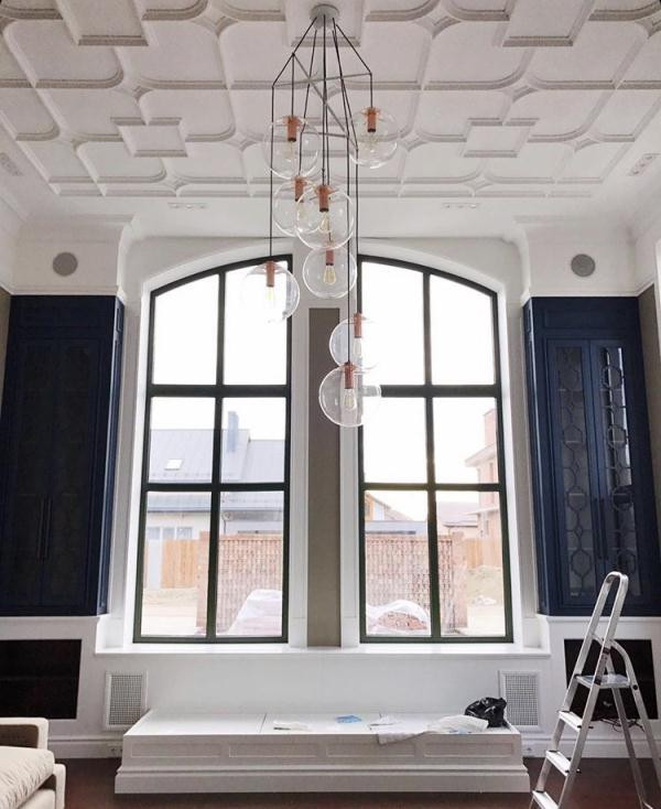 Гипсовая лепнина Аврора в интерьере квартиры в Краснодаре. Дизайн Алла Куница.