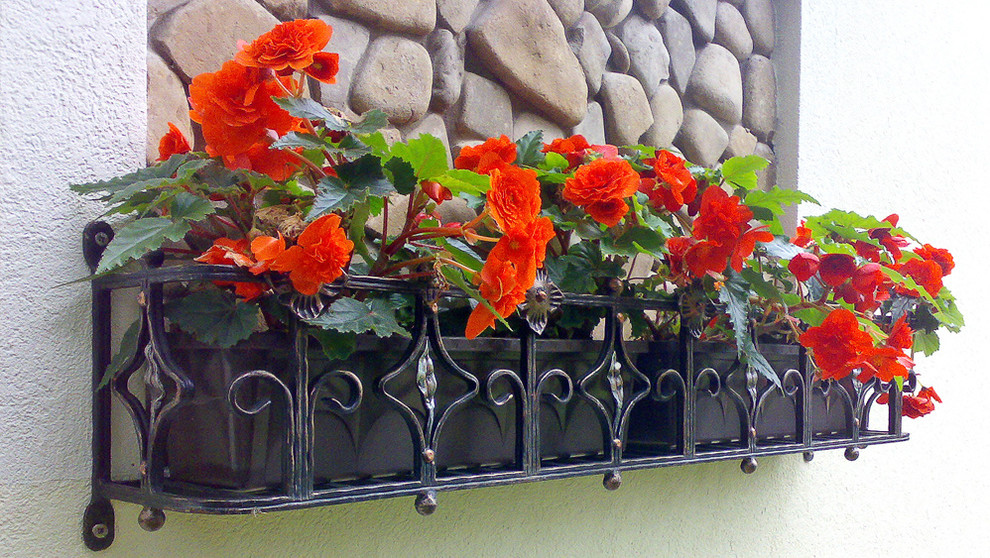 Кованые цветочницы