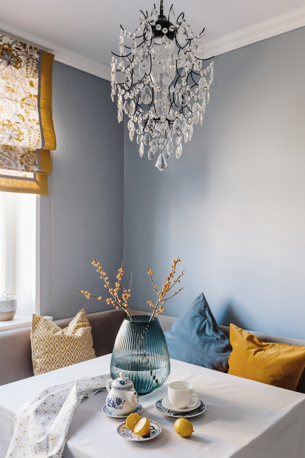 Белый, синий и капелька желтого