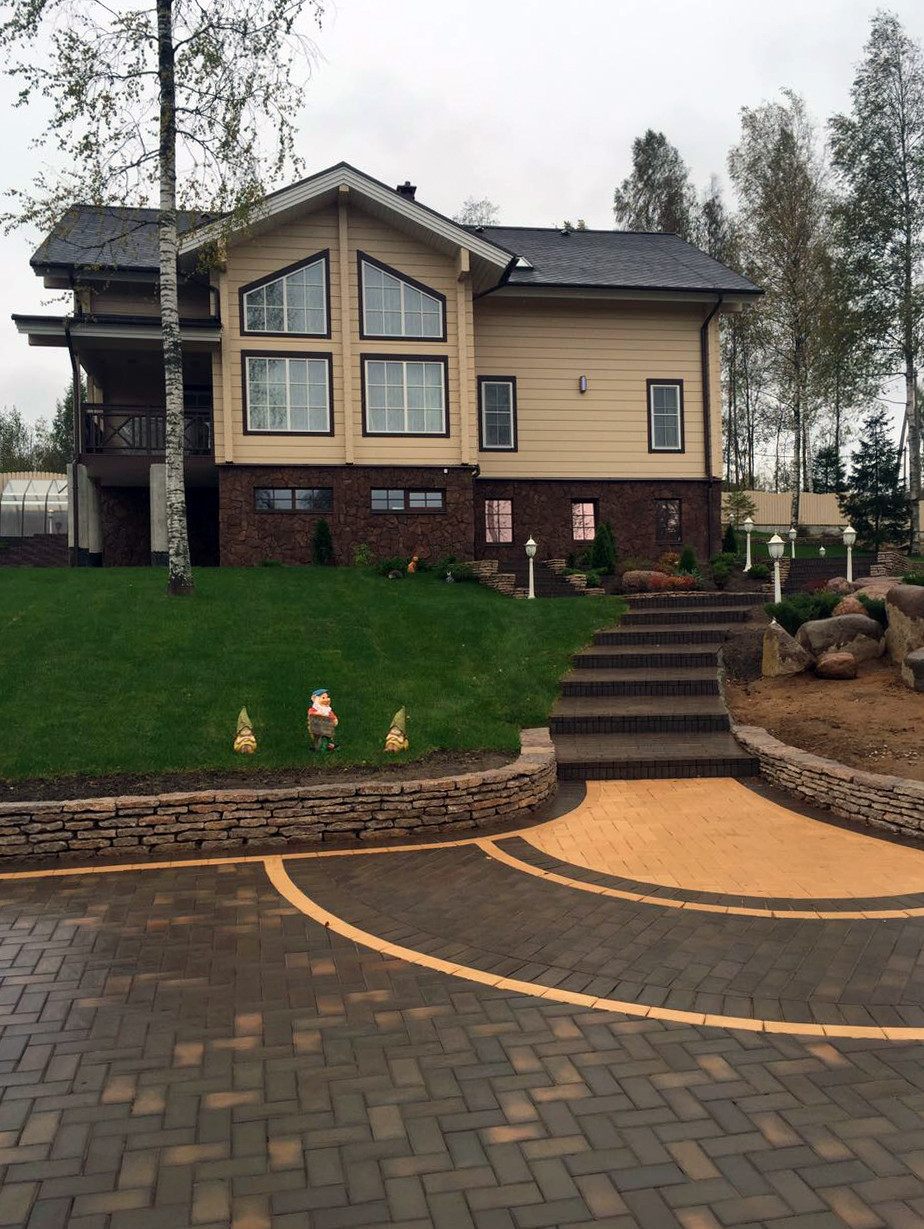 Дом из кирпича в Охтинском парке