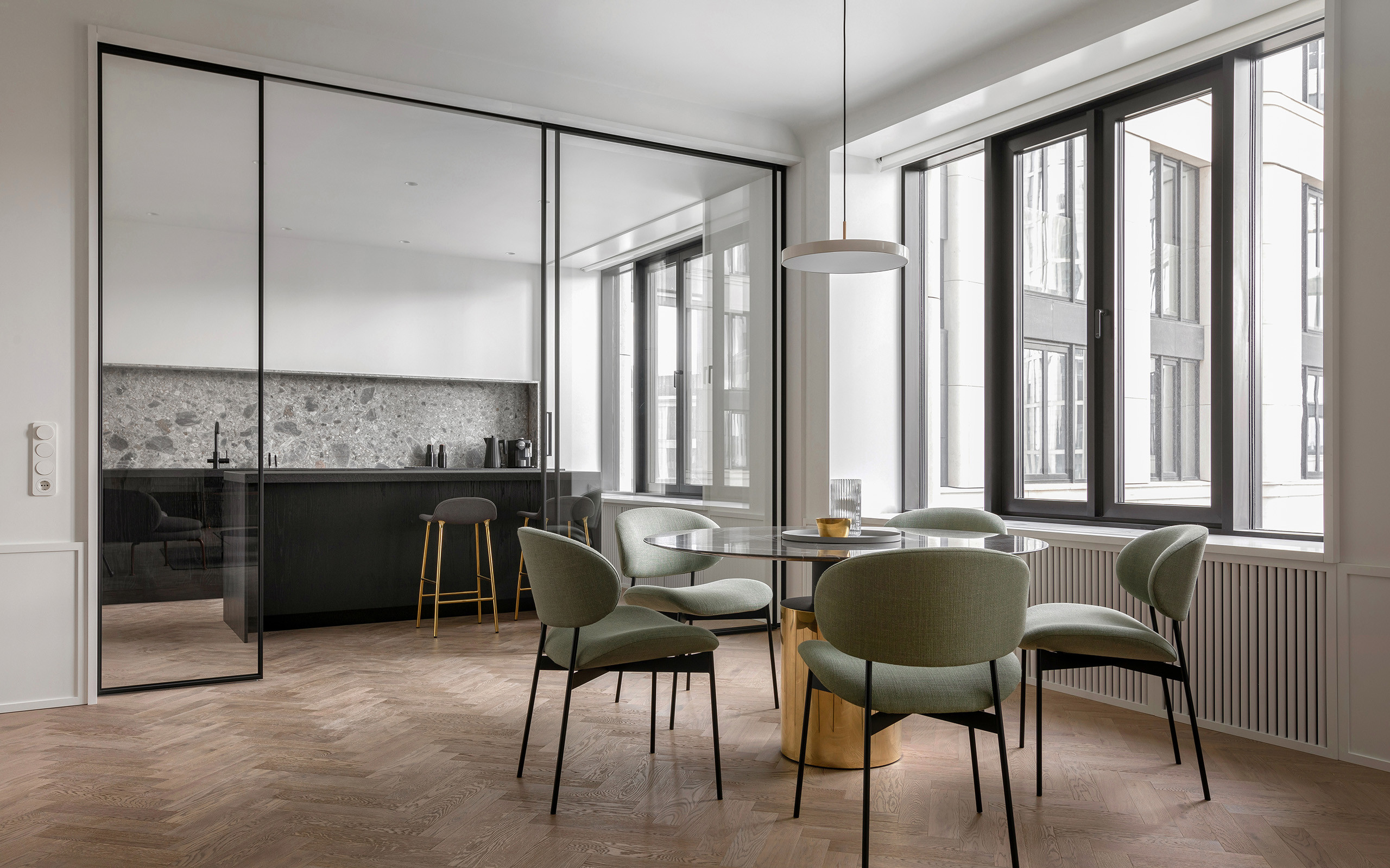 Houzz тур: Минимализм, неоклассика и редкие сорта камня