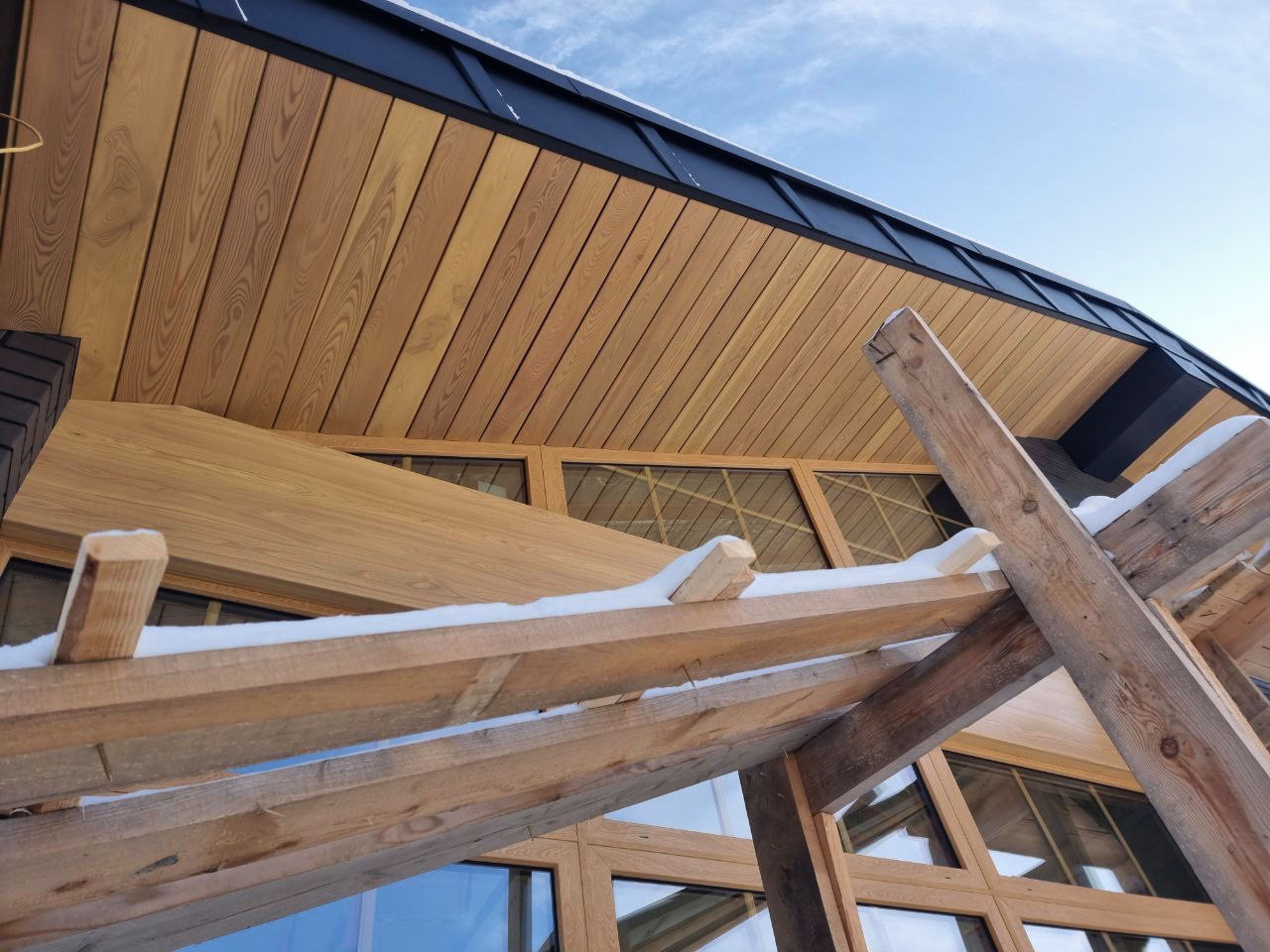 Подшивка свесов. Комбинация из планкена (лиственница) и фальца (сталь SSAB)