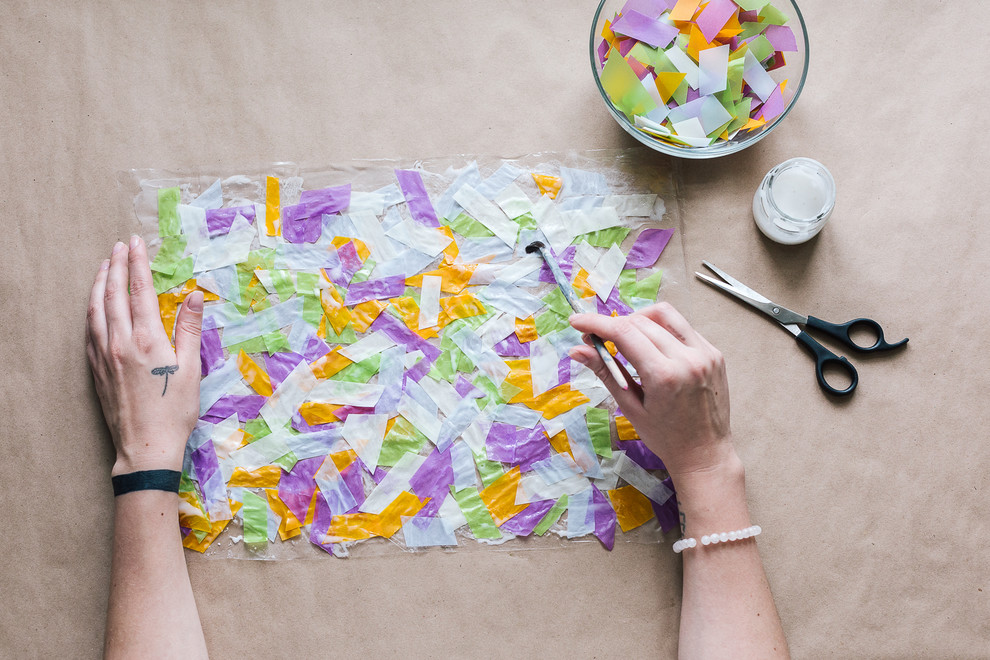 Своими руками: Новогодние силуэты из бумаги на окне