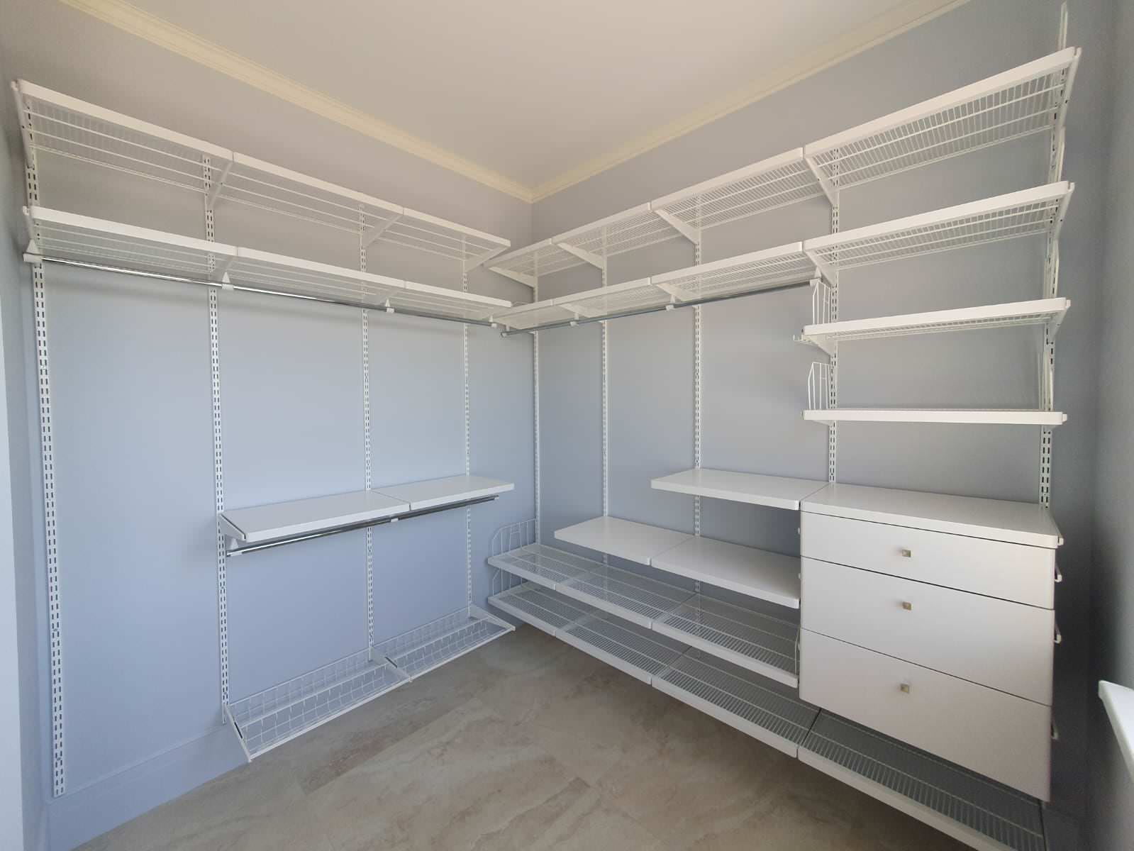 Гардеробная комната с элементами из дерева серии Decor