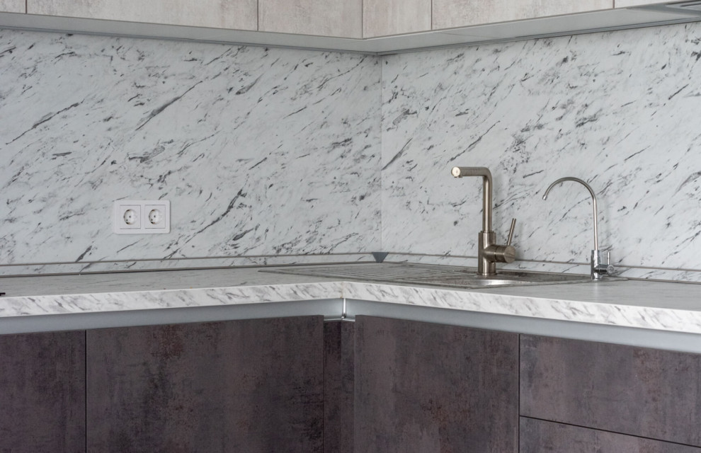 Кухня с мраморными акцентами
