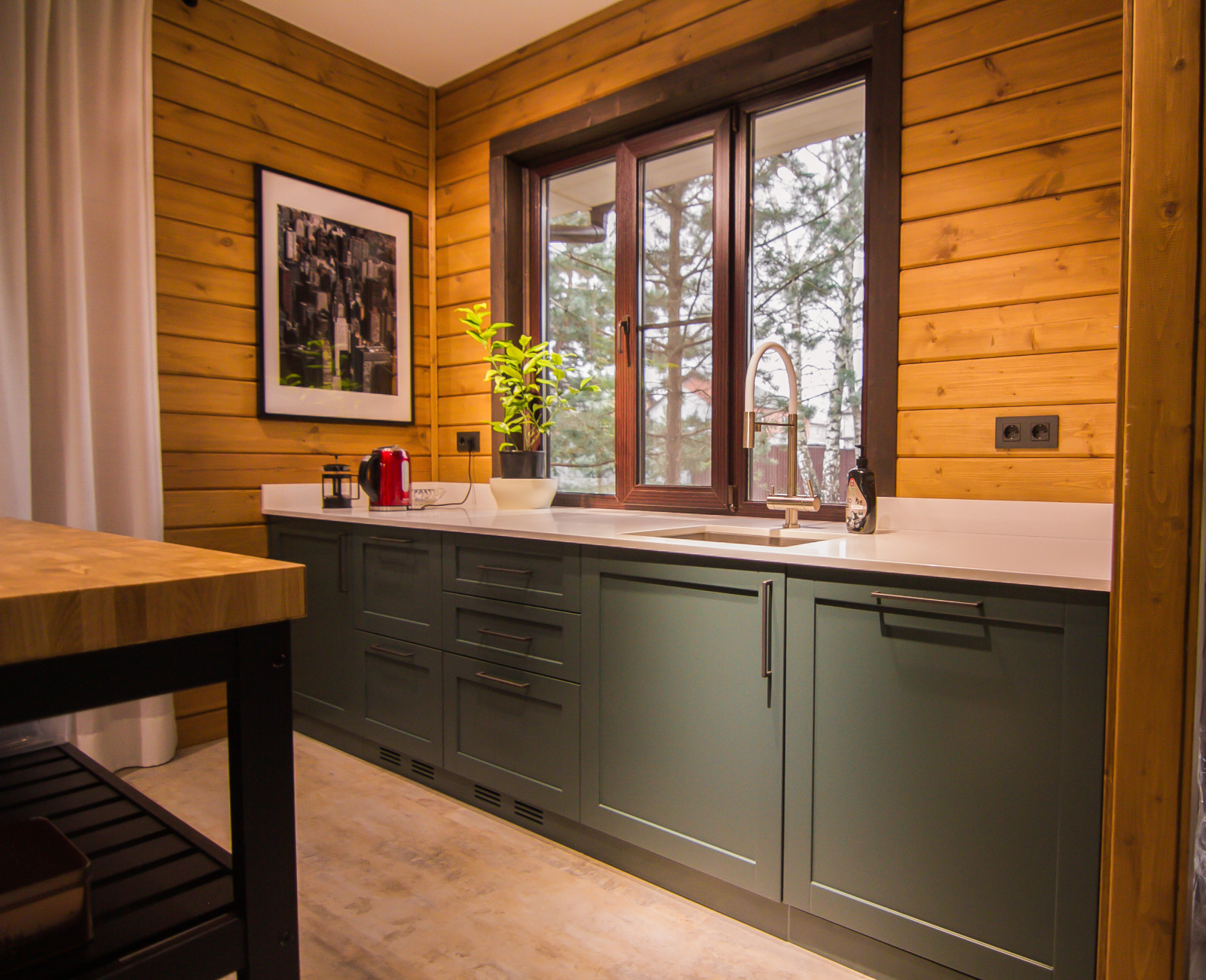 Темно-зеленая кухня в Подмосковье