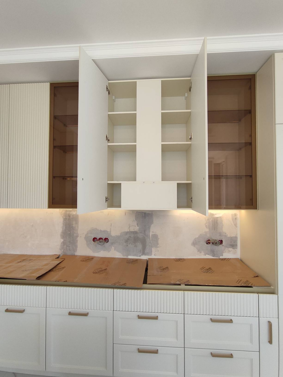 Кухонный гарнитур с фрезерованными фасадами в дом