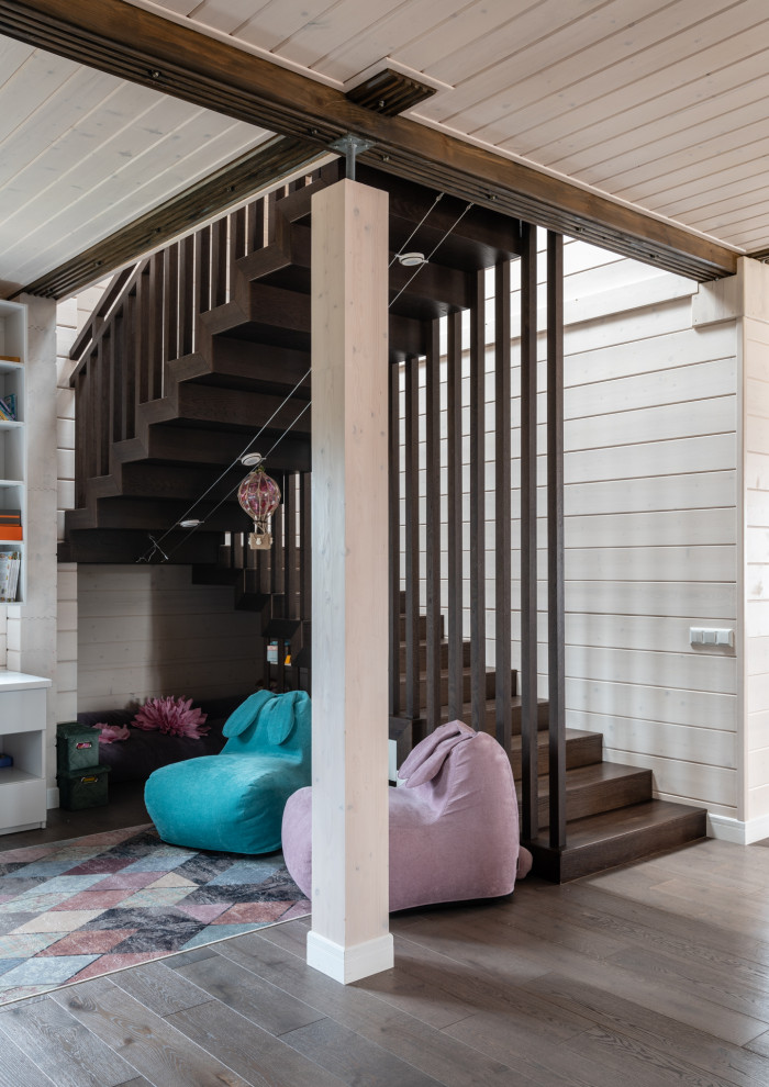 Вид на лестницу и игровую зону