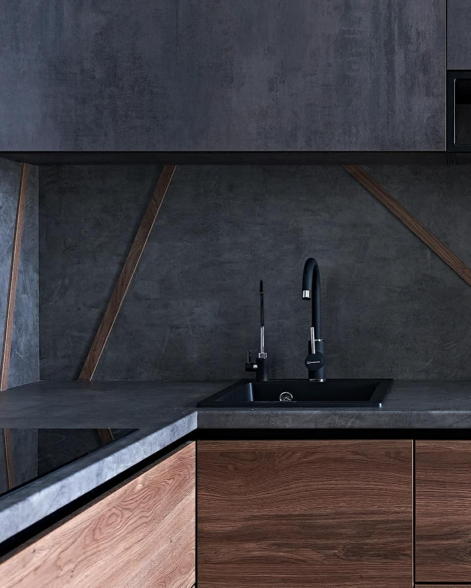 Черная угловая кухня в стиле лофт с фасадами под металл и под дерево